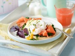 Яйца Бенедикт с лососем и шпинатом на завтрак