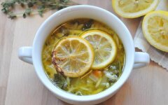 Куриный суп с яичной лапшой и лимоном