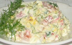 Салат с авокадо, копченым окороком и крабовыми палочками