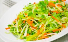 Салат из редьки с морковью и зеленым луком