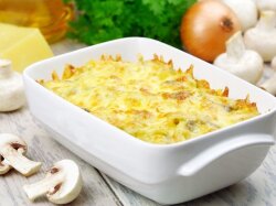 Постная картофельная запеканка с помидорами и грибами