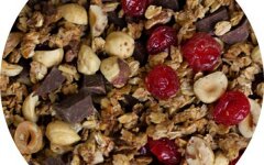 Гранола из овсяных и рисовых хлопьев с шоколадом и вишней