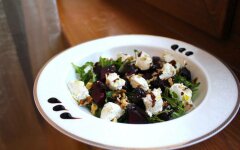 Салат из свеклы, творожного сыра и рукколы