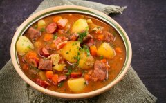 Свинина с картофелем и сметаной в мультиварке