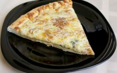 Пицца «Четыре сыра» из готового теста в мультиварке