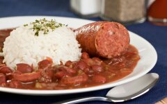 Жареные колбаски с фасолью и сладким перцем