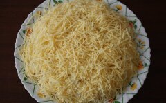 Слоеный салат из печени с рисом и сыром
