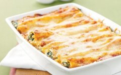 Каннеллони с фаршем и пармезаном под соусом Бешамель
