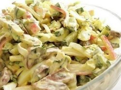 Салат с жареными крабовыми палочками, шампиньонами и морковью