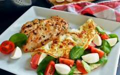 Омлет с куриным стейком, моцареллой и помидорами черри
