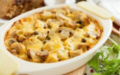 Куриная запеканка с грибами, помидорами и сыром