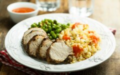 Булгур с кусочками свинины в мультиварке