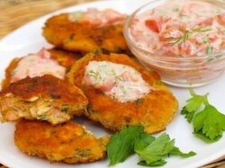 Котлеты из филе лосося с томатным соусом