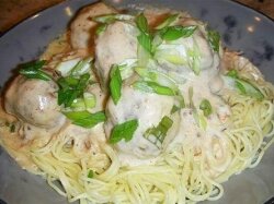 Спагетти под сырным соусом с биточками