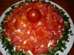 Салат «Красная шапочка» с курицей и помидорами