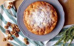 Шарлотка с кисло-сладкими яблоками в духовке