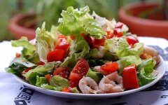 Салат из креветок с фасолью и брынзой