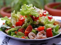 Салат из креветок с фасолью и брынзой