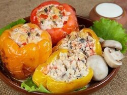 Перец, фаршированный грибами, рисом и морковью