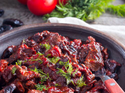 Тушеная говядина с черносливом и помидорами в мультиварке