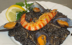 Черная паэлья с королевскими креветками