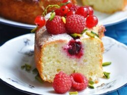 Манник творожный с ягодами