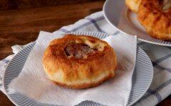 Татарский вак-беляш с огуречным соусом