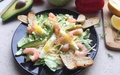 Салат Цезарь с креветками, авокадо и пармезаном