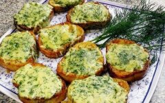 Чесночные гренки из батона с плавленым сыром