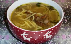 Суп с сушеными грибами, картофелем и лапшой