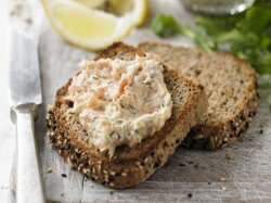 Паштет из сельди с творогом, маслом и орехами