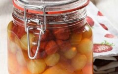 Виноградный компот с клубникой