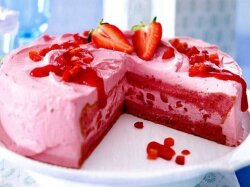 Бисквитный розовый торт с клубникой