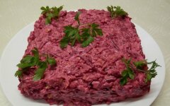 Салат «Новогодний» из свеклы с орехами и сыром
