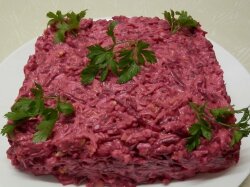 Салат «Новогодний» из свеклы с орехами и сыром