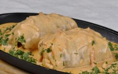 Голубцы из куриного фарша в сметанно-томатном соусе