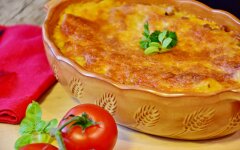 Лазанья с мясным фаршем, яблоками и помидорами