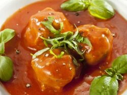 Тефтели с рисом в томатной подливе в духовке