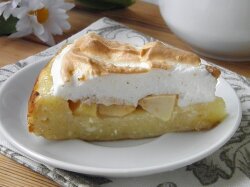 Пирог с яблоками и меренгой на творожном тесте