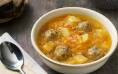Рисовый суп с фрикадельками и картофелем в мультиварке
