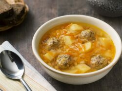 Рисовый суп с фрикадельками и картофелем в мультиварке