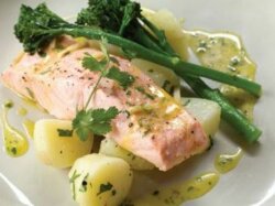 Стейк из лосося с картофелем на пару в мультиварке