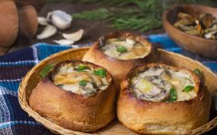 Жульен с куриным филе и грибами в булочках