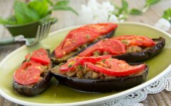 Запеченные баклажаны с фаршем, помидорами под сыром