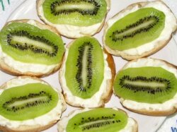 Закусочные бутерброды с сыром и киви