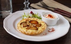 Тарталетки с луком и белыми грибами