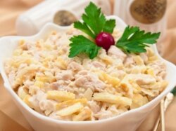 Салат «Неженка» с курицей и сыром