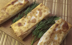 Конвертики из лаваша с колбасой, сыром и соусом