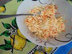 Американский салат «Коул-слоу» со сметанной заправкой