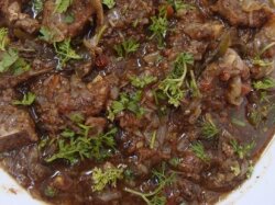 Баранина с розмарином в вине в мультиварке